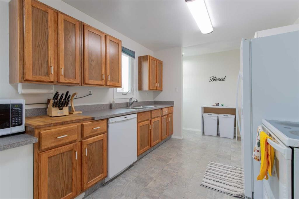 384 N 100 E, Raymond, AB - Indoor Photo Showing Kitchen With Double Sink