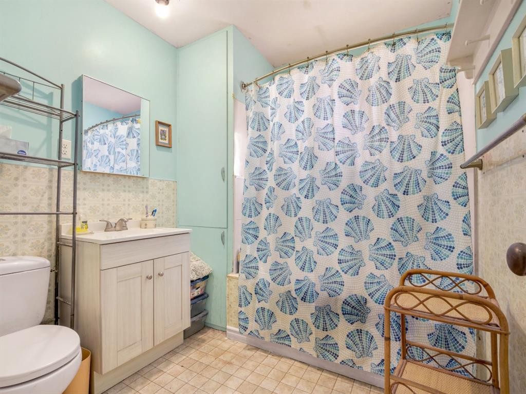 233059E Twp Rd 45, Spring Coulee, AB - Indoor Photo Showing Bathroom