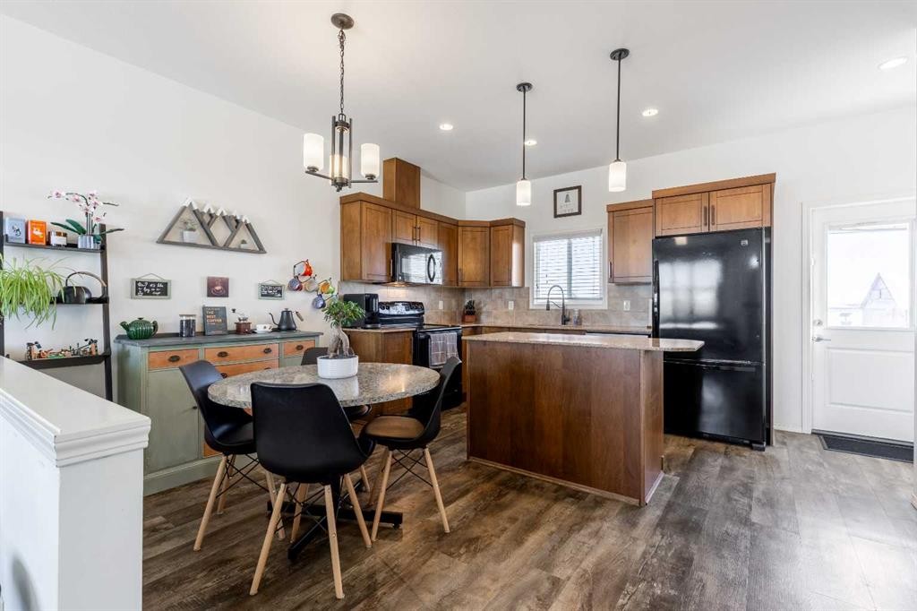 219 Lynx Road North, Lethbridge, AB - Indoor Photo Showing Kitchen With Upgraded Kitchen