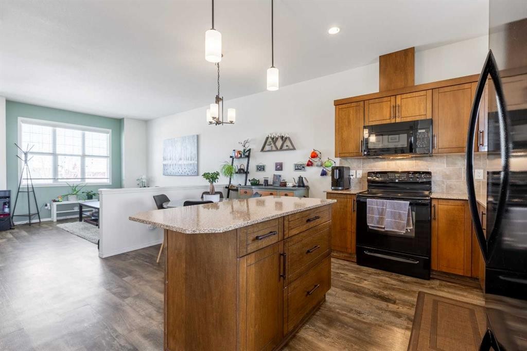 219 Lynx Road North, Lethbridge, AB - Indoor Photo Showing Kitchen
