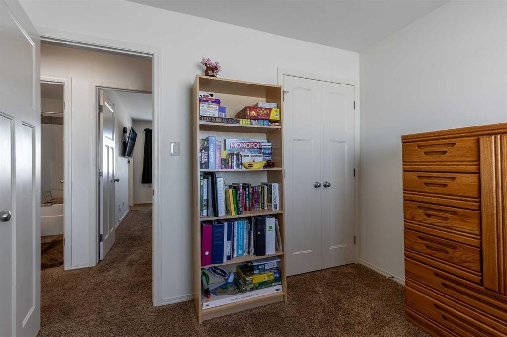 219 Lynx Road North, Lethbridge, AB - Indoor Photo Showing Other Room