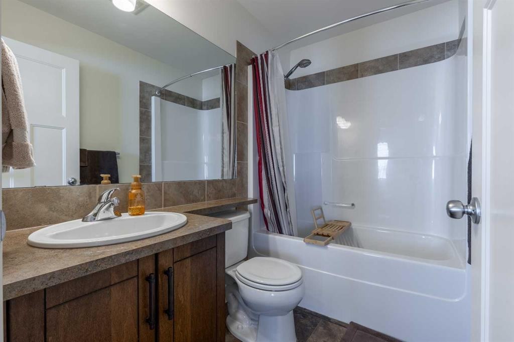 219 Lynx Road North, Lethbridge, AB - Indoor Photo Showing Bathroom