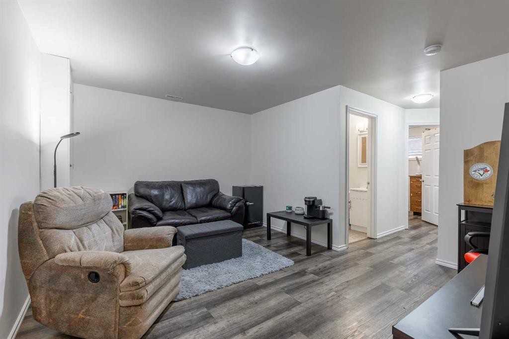 219 Lynx Road North, Lethbridge, AB - Indoor Photo Showing Living Room