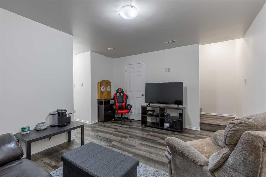 219 Lynx Road North, Lethbridge, AB - Indoor Photo Showing Living Room