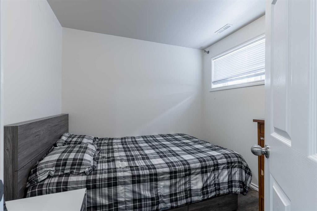 219 Lynx Road North, Lethbridge, AB - Indoor Photo Showing Bedroom