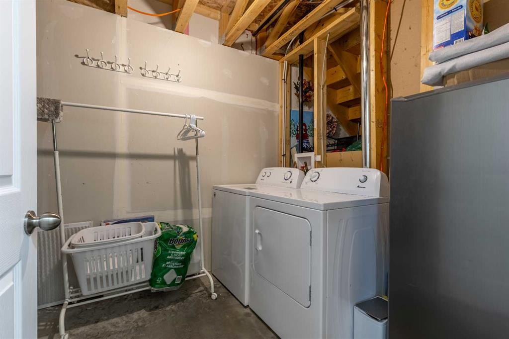 219 Lynx Road North, Lethbridge, AB - Indoor Photo Showing Laundry Room
