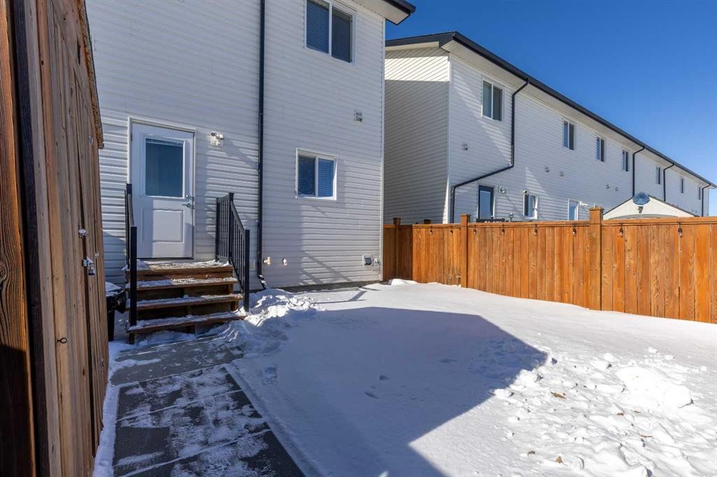 219 Lynx Road North, Lethbridge, AB - Outdoor With Exterior