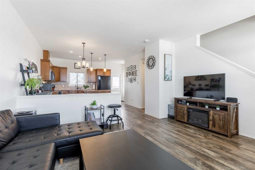 219 Lynx Road North, Lethbridge, AB - Indoor Photo Showing Living Room