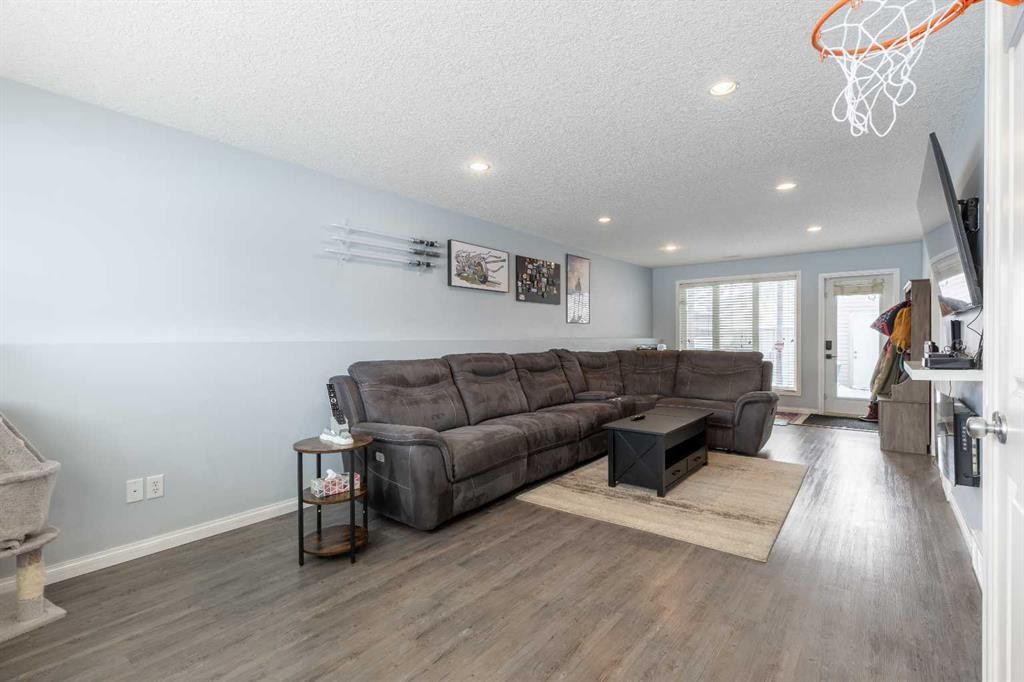 206 Keystone Lane West, Lethbridge, AB - Indoor Photo Showing Living Room