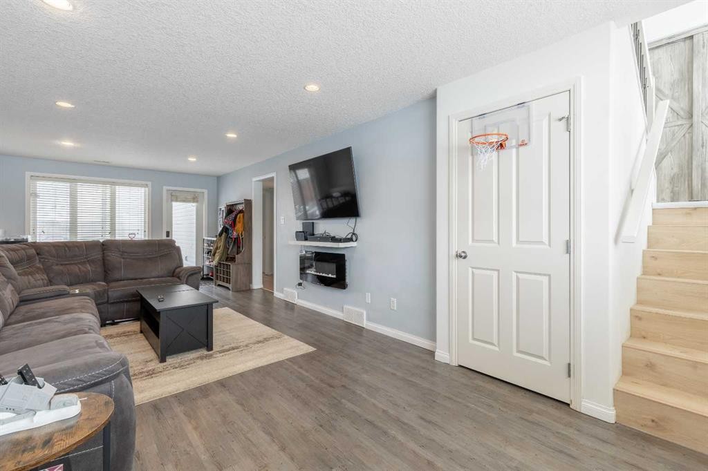 206 Keystone Lane West, Lethbridge, AB - Indoor Photo Showing Living Room