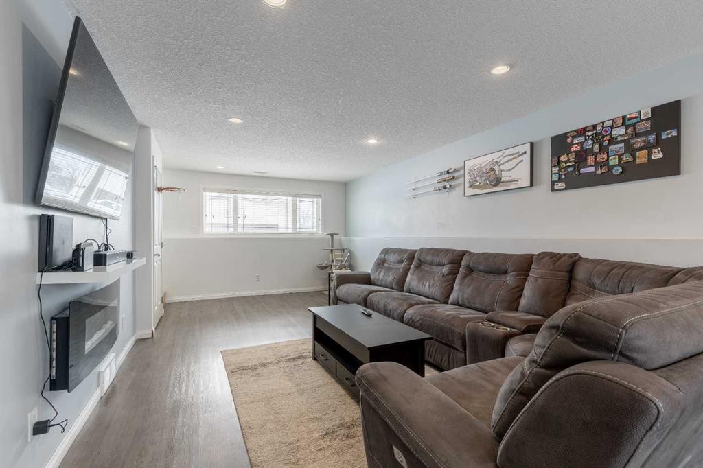 206 Keystone Lane West, Lethbridge, AB - Indoor Photo Showing Living Room