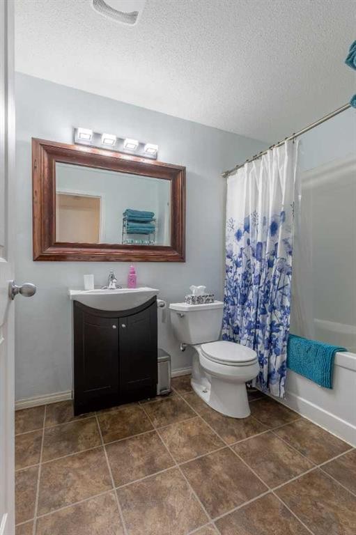 206 Keystone Lane West, Lethbridge, AB - Indoor Photo Showing Bathroom