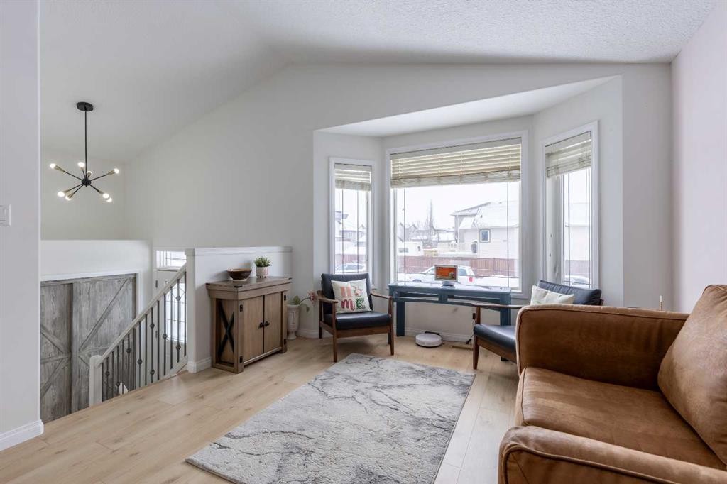 206 Keystone Lane West, Lethbridge, AB - Indoor Photo Showing Living Room