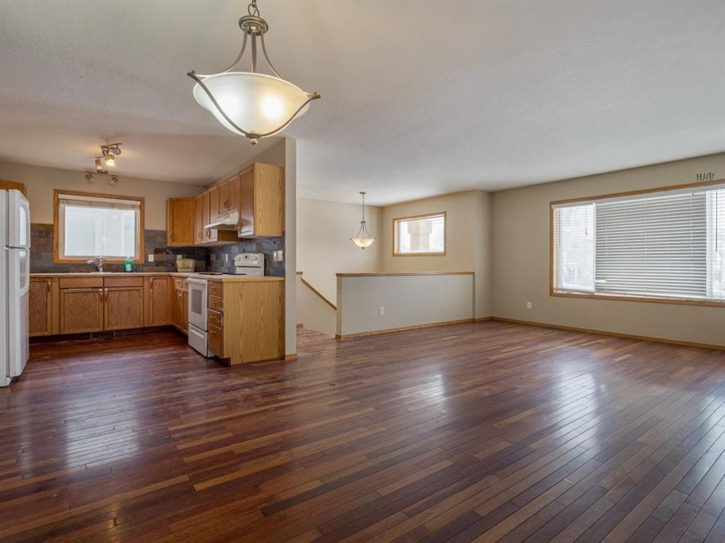22 Assiniboia Road West, Lethbridge, AB - Indoor Photo Showing Kitchen