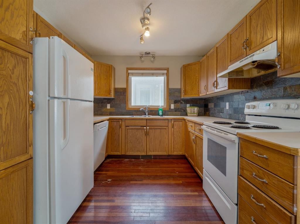 22 Assiniboia Road West, Lethbridge, AB - Indoor Photo Showing Kitchen