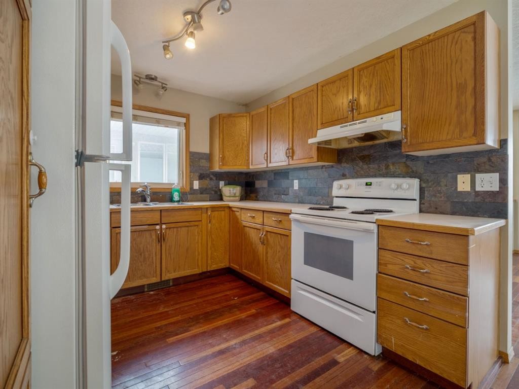 22 Assiniboia Road West, Lethbridge, AB - Indoor Photo Showing Kitchen