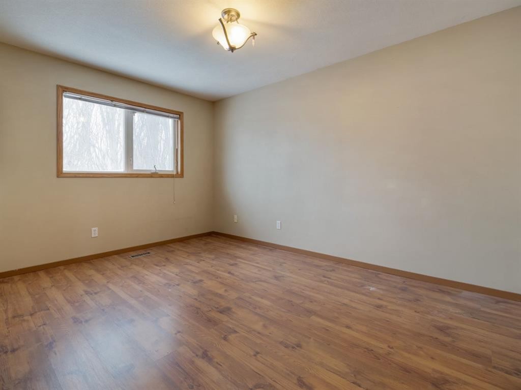 22 Assiniboia Road West, Lethbridge, AB - Indoor Photo Showing Other Room