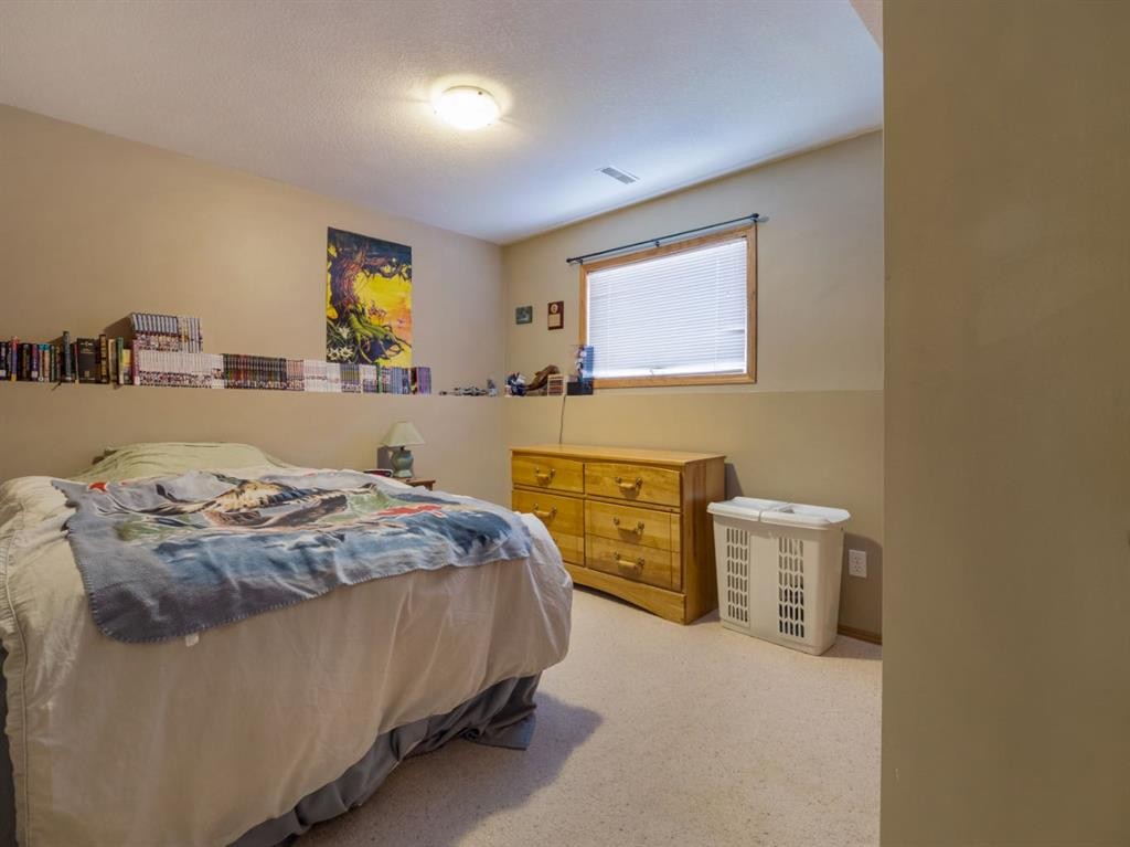 22 Assiniboia Road West, Lethbridge, AB - Indoor Photo Showing Bedroom