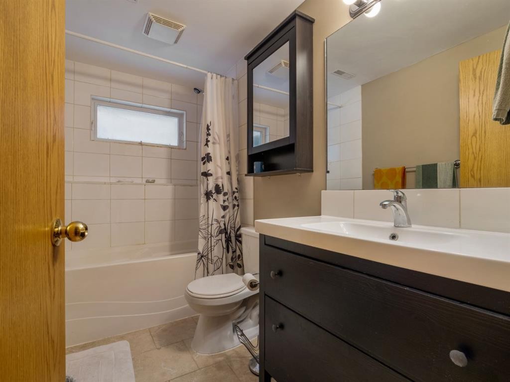 22 Assiniboia Road West, Lethbridge, AB - Indoor Photo Showing Bathroom
