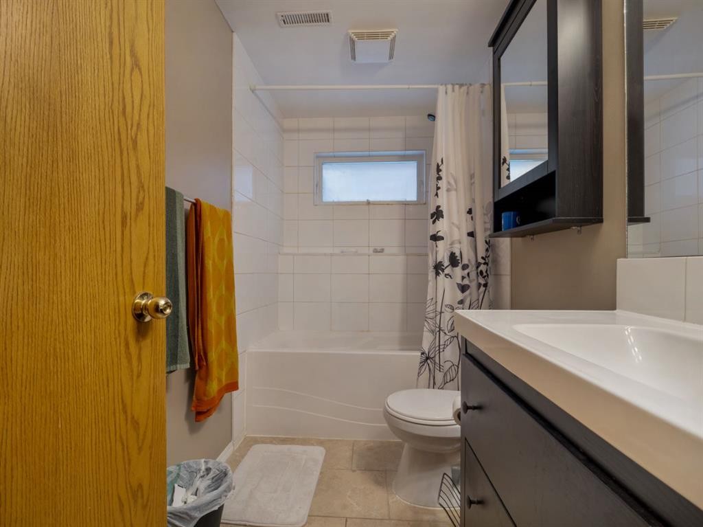 22 Assiniboia Road West, Lethbridge, AB - Indoor Photo Showing Bathroom