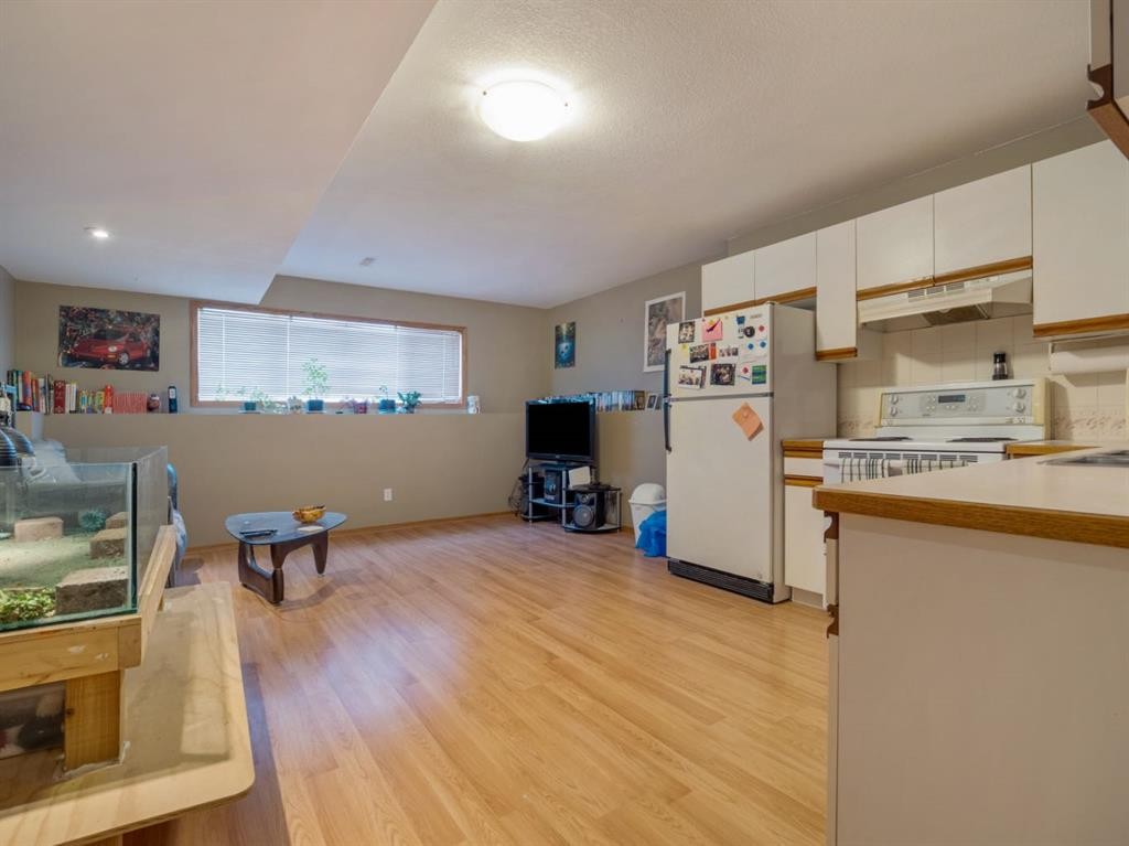 22 Assiniboia Road West, Lethbridge, AB - Indoor