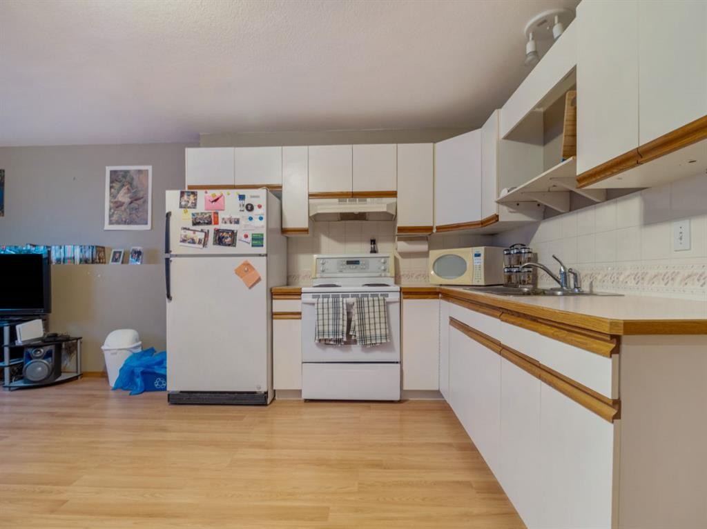 22 Assiniboia Road West, Lethbridge, AB - Indoor Photo Showing Kitchen