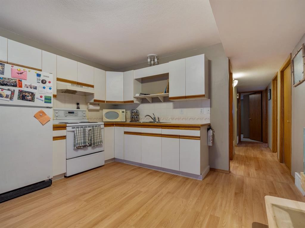 22 Assiniboia Road West, Lethbridge, AB - Indoor Photo Showing Kitchen