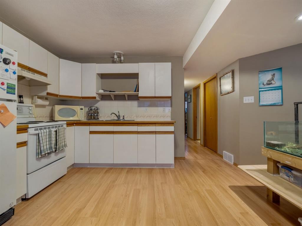 22 Assiniboia Road West, Lethbridge, AB - Indoor Photo Showing Kitchen