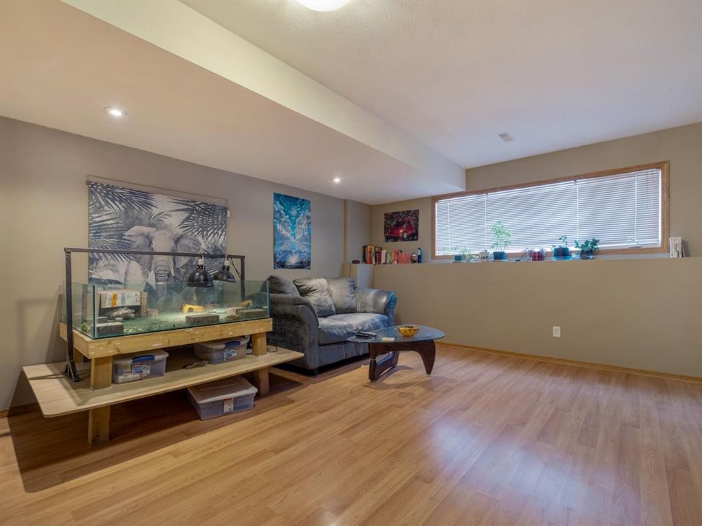 22 Assiniboia Road West, Lethbridge, AB - Indoor