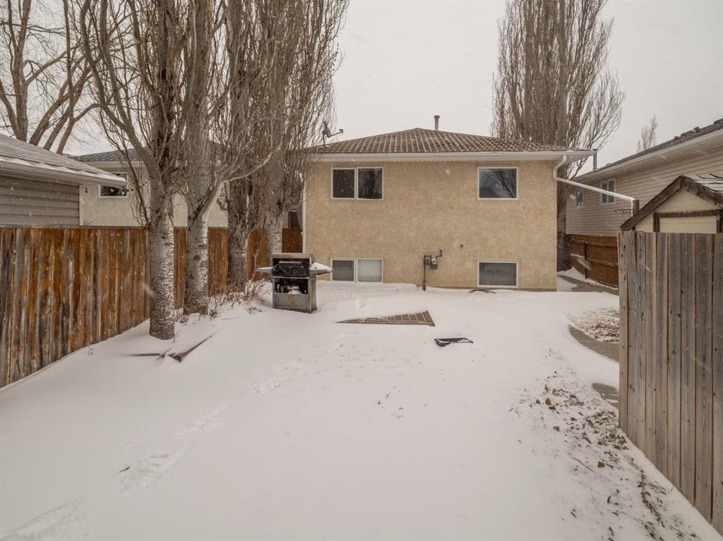 22 Assiniboia Road West, Lethbridge, AB - Outdoor With Exterior