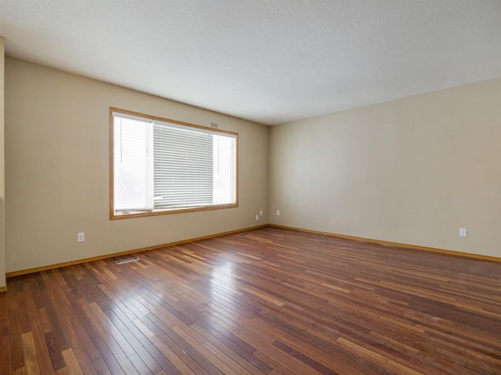 22 Assiniboia Road West, Lethbridge, AB - Indoor Photo Showing Other Room