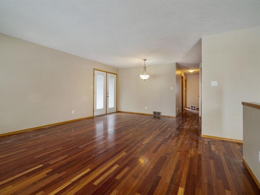 22 Assiniboia Road West, Lethbridge, AB - Indoor Photo Showing Other Room