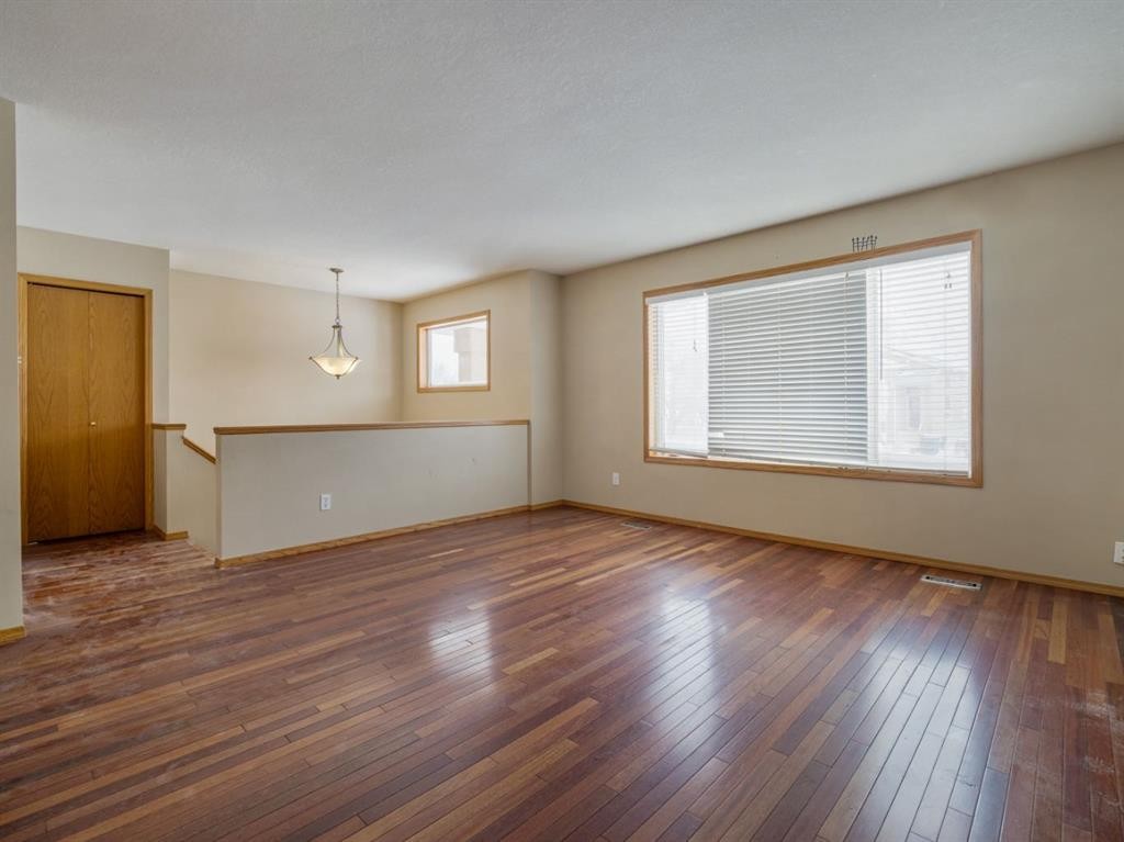 22 Assiniboia Road West, Lethbridge, AB - Indoor Photo Showing Other Room