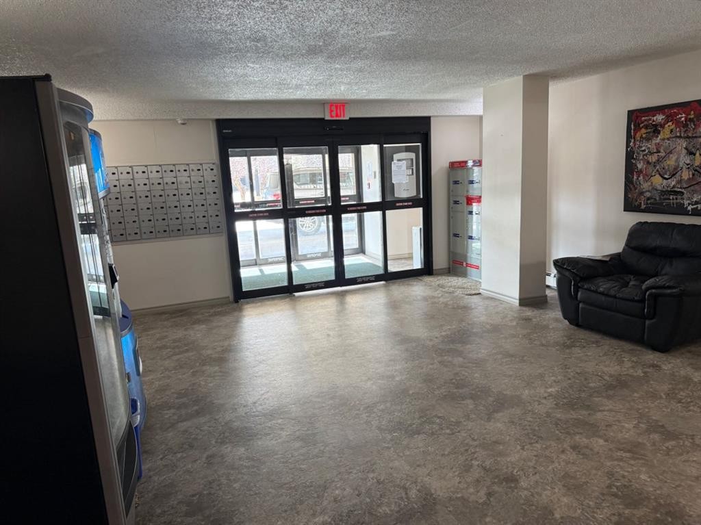 921-21 Berkeley Place West, Lethbridge, AB - Indoor