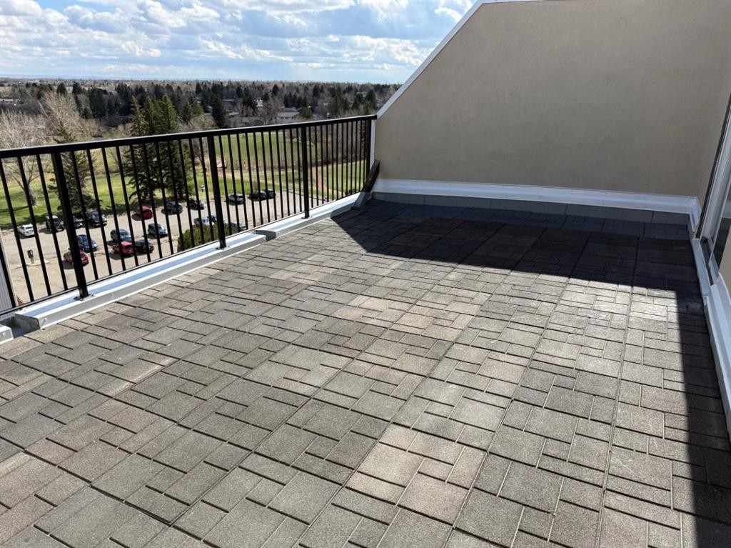 921-21 Berkeley Place West, Lethbridge, AB - Outdoor