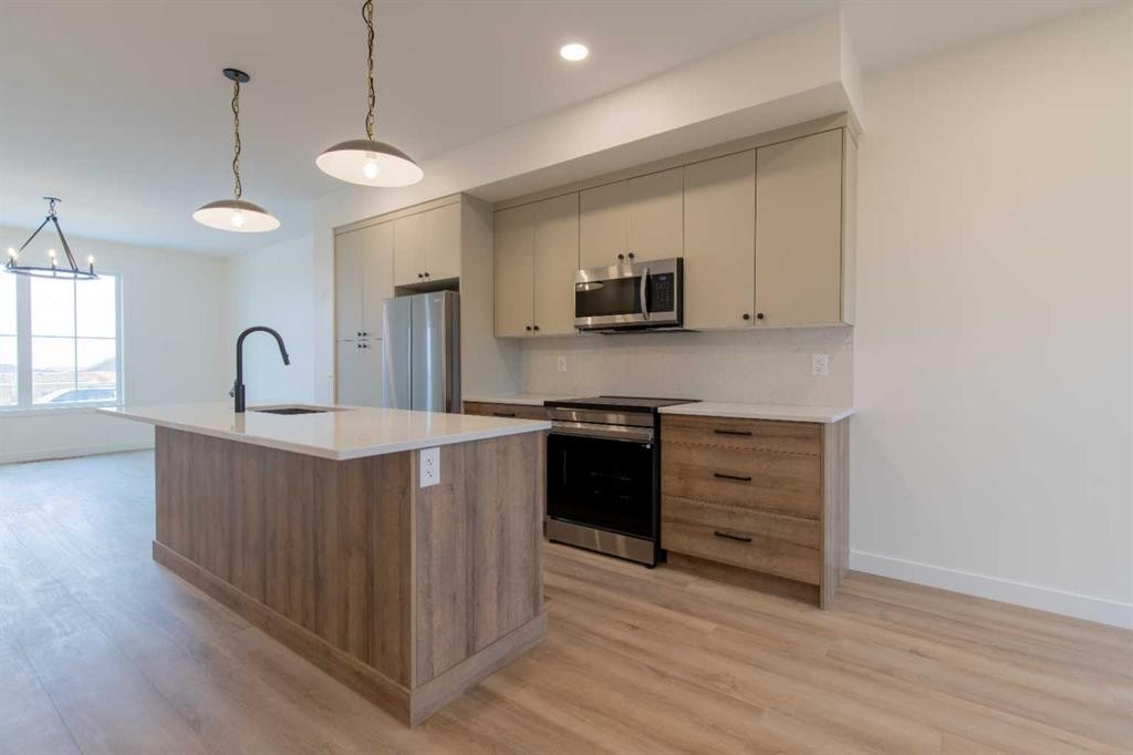 2815 16 Avenue, Coaldale, AB - Indoor Photo Showing Kitchen With Upgraded Kitchen
