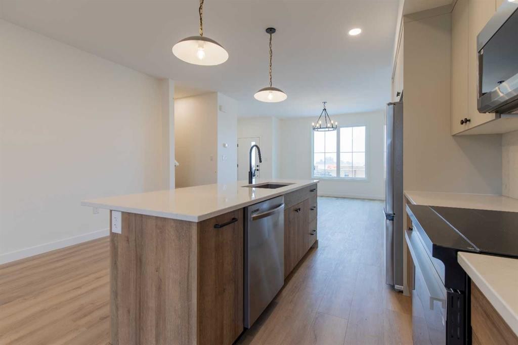 2815 16 Avenue, Coaldale, AB - Indoor Photo Showing Kitchen With Upgraded Kitchen