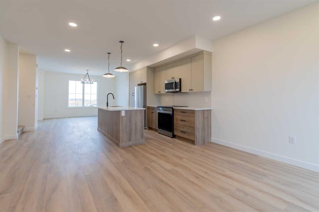 2815 16 Avenue, Coaldale, AB - Indoor Photo Showing Kitchen With Upgraded Kitchen