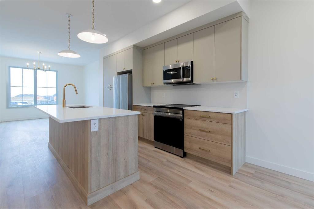 2813 16 Avenue, Coaldale, AB - Indoor Photo Showing Kitchen With Upgraded Kitchen