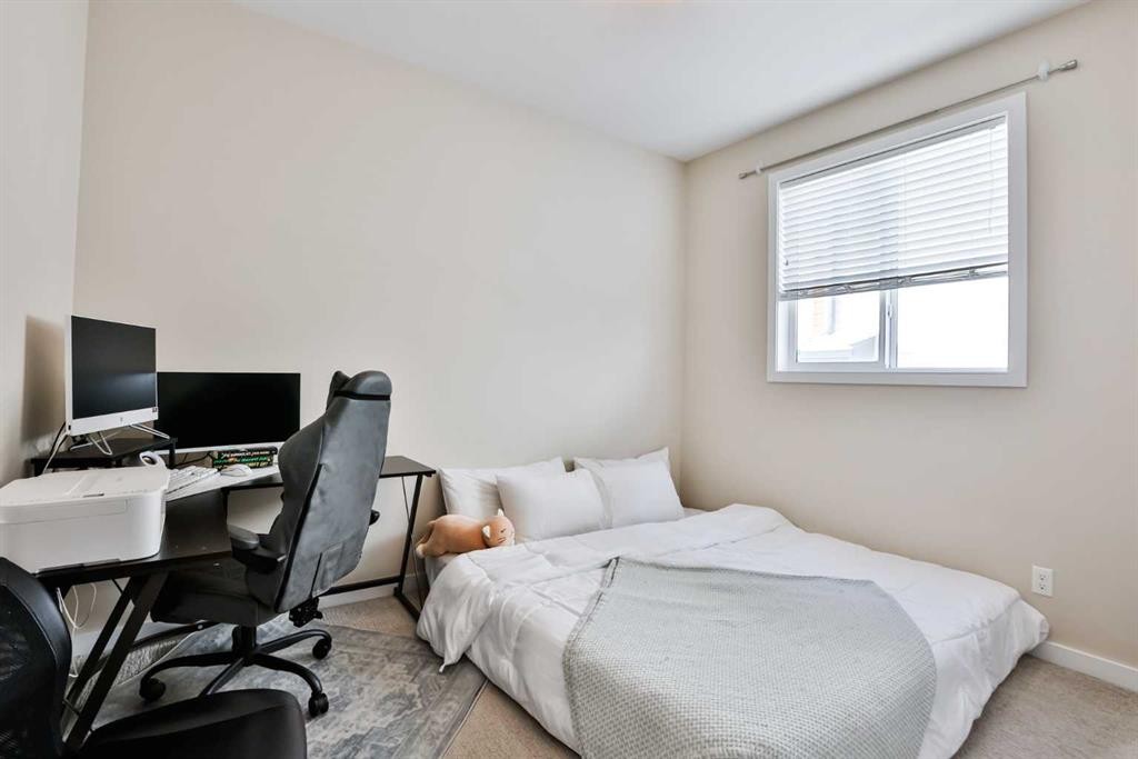918 Greywolf Run North, Lethbridge, AB - Indoor Photo Showing Bedroom