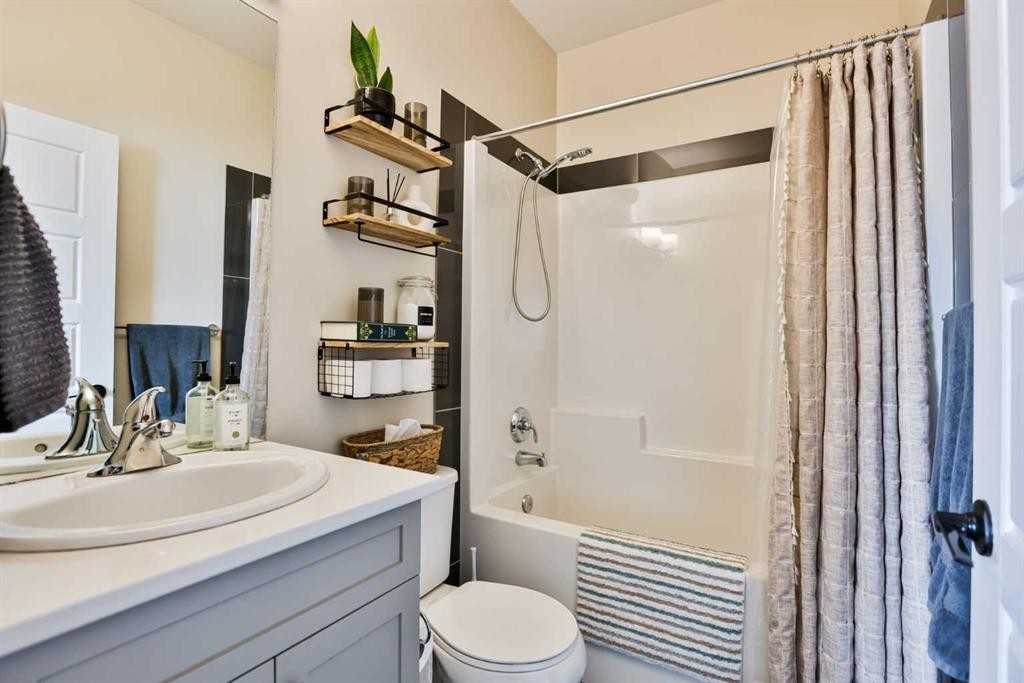 918 Greywolf Run North, Lethbridge, AB - Indoor Photo Showing Bathroom