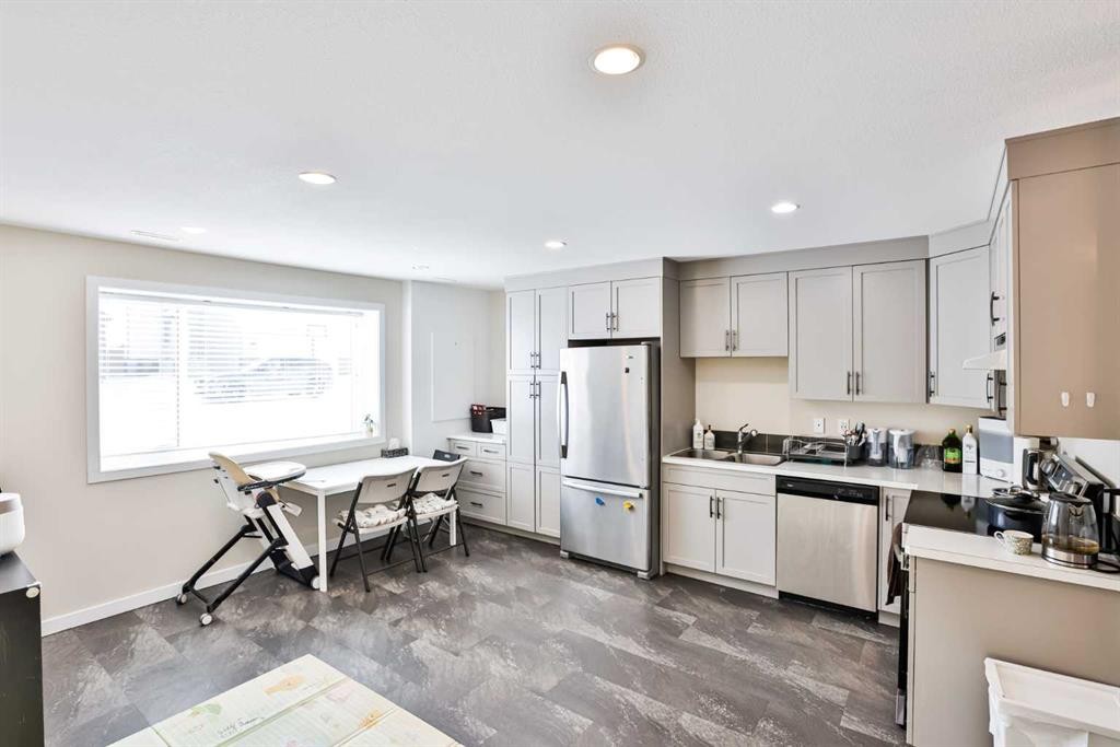 918 Greywolf Run North, Lethbridge, AB - Indoor Photo Showing Kitchen With Double Sink