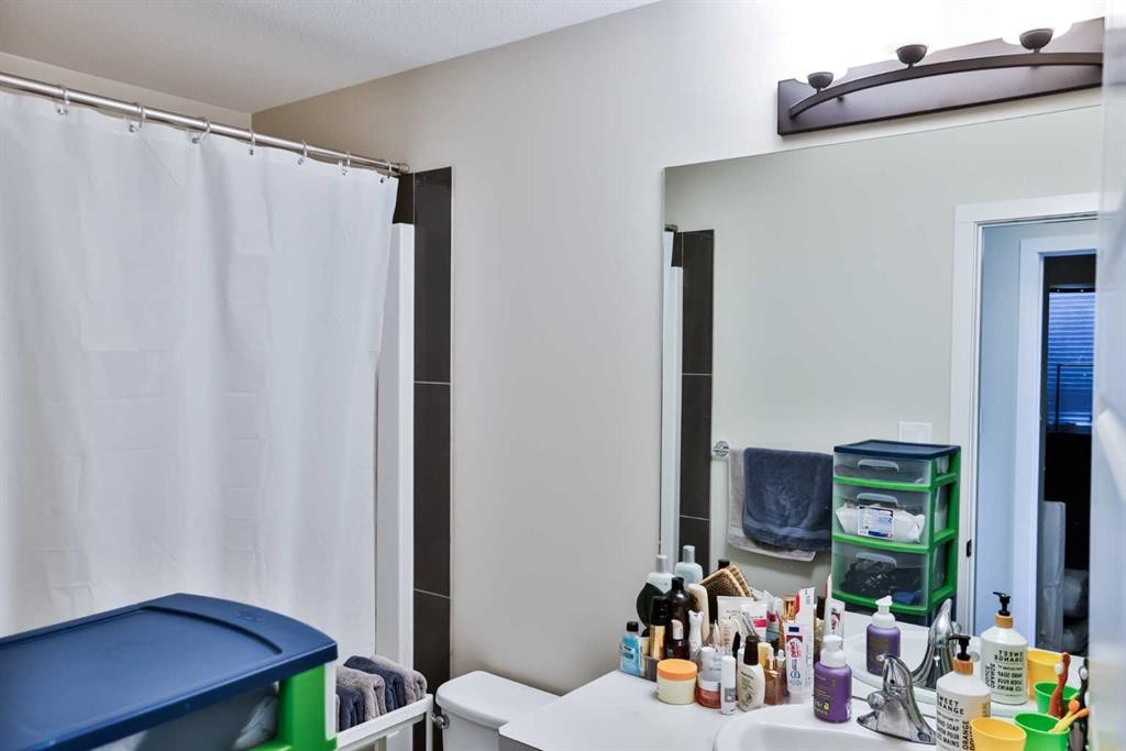 918 Greywolf Run North, Lethbridge, AB - Indoor Photo Showing Bathroom