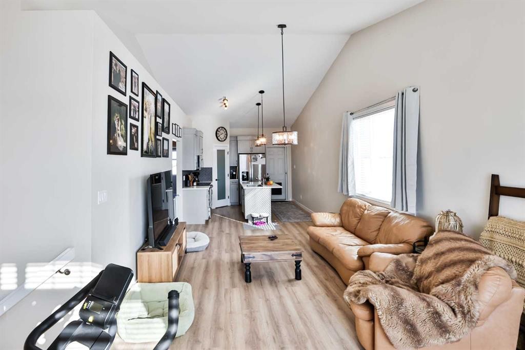 918 Greywolf Run North, Lethbridge, AB - Indoor Photo Showing Living Room