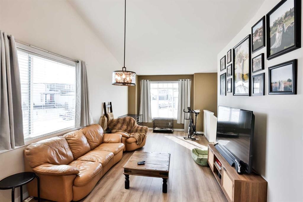 918 Greywolf Run North, Lethbridge, AB - Indoor Photo Showing Living Room