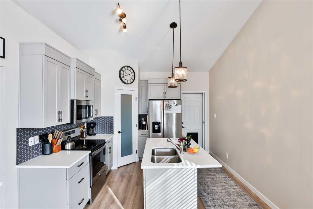 918 Greywolf Run North, Lethbridge, AB - Indoor Photo Showing Kitchen With Double Sink With Upgraded Kitchen