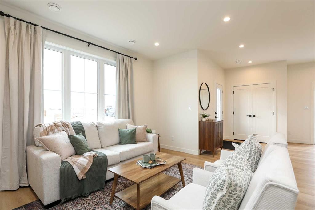 4761 72 Avenue, Taber, AB - Indoor Photo Showing Living Room