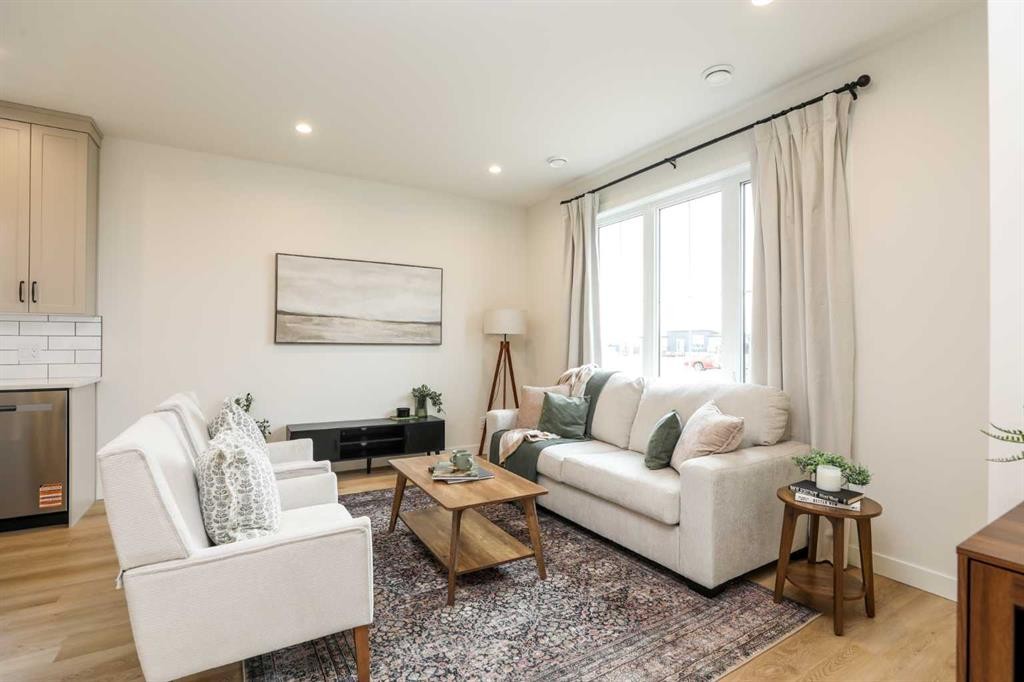 4761 72 Avenue, Taber, AB - Indoor Photo Showing Living Room