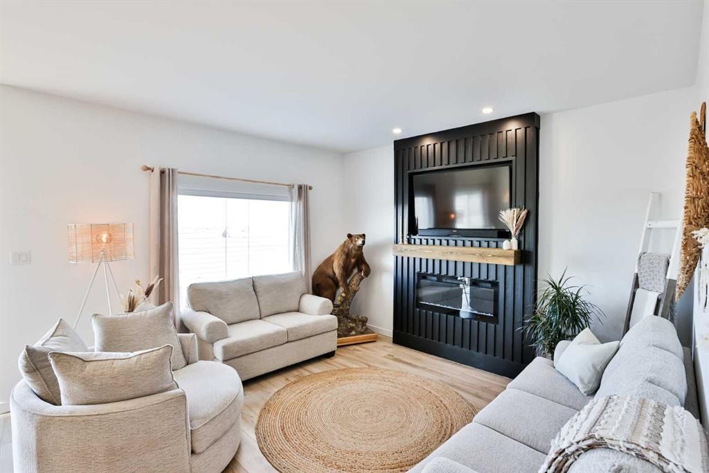 174 Caribou Bend North, Lethbridge, AB - Indoor Photo Showing Living Room With Fireplace
