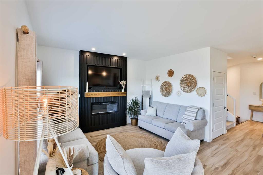 174 Caribou Bend North, Lethbridge, AB - Indoor Photo Showing Living Room With Fireplace